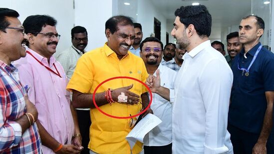 రామానాయుడును పలకరిస్తున్న లోకేష్ రామానాయుడును పలకరిస్తున్న లోకేష్