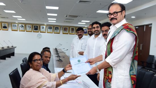 నామినేషన్ సమర్పిస్తున్న నాగబాబు నామినేషన్ సమర్పిస్తున్న నాగబాబు